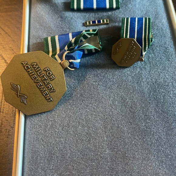 US Army Medal FOR MILITARY ACHIEVEMENT 4 Piece Medal Set Original Arrow Box - Picture 3 of 7